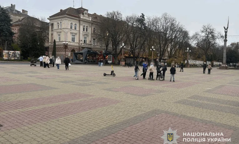 На Театралці кермувальник електросамоката збив дитину. Водія розшукує поліція
