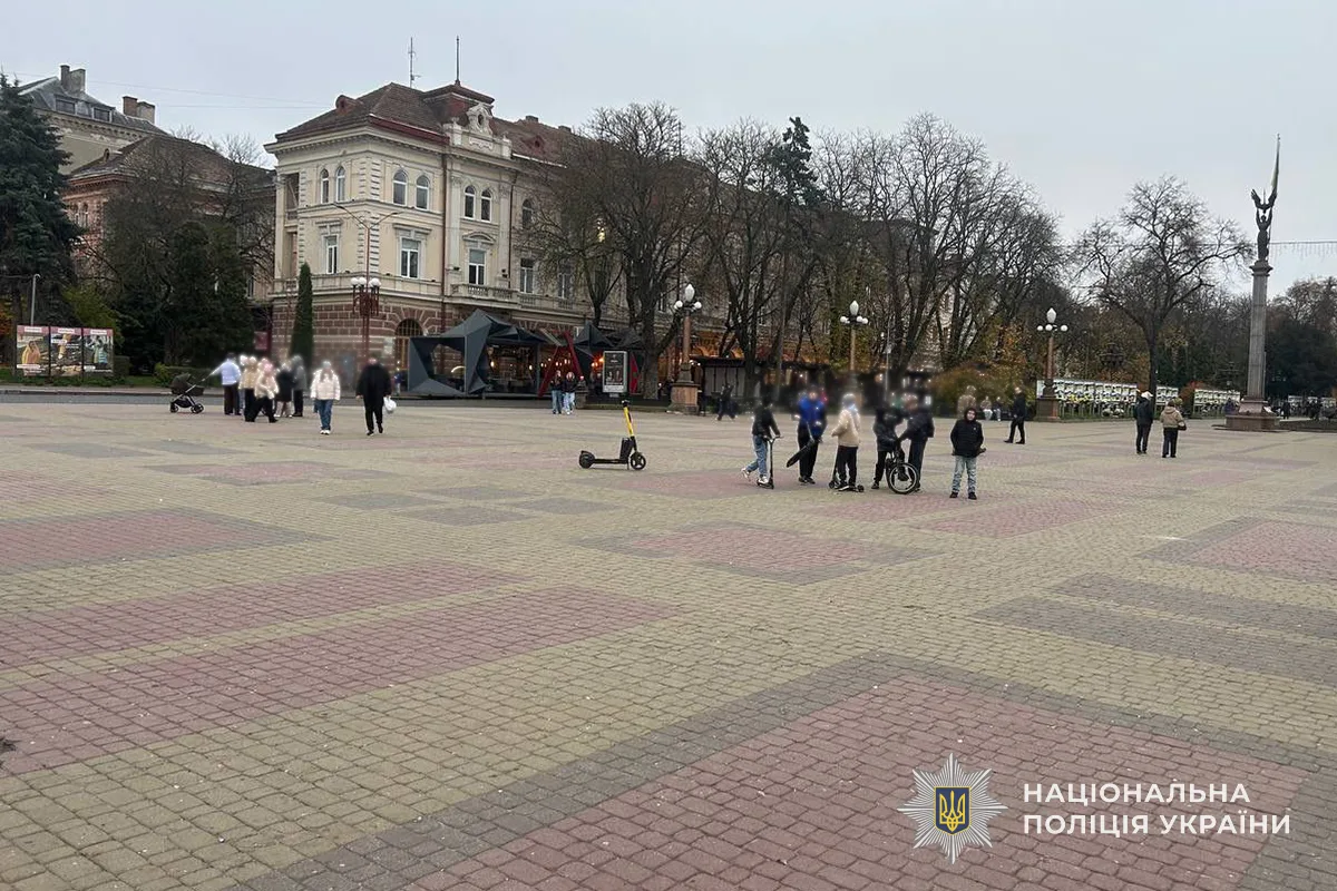 На Театралці кермувальник електросамоката збив дитину. Водія розшукує поліція