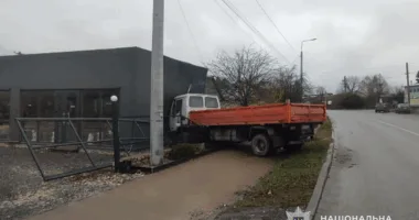 У Ланівцях вантажівка в'їхала у магазин