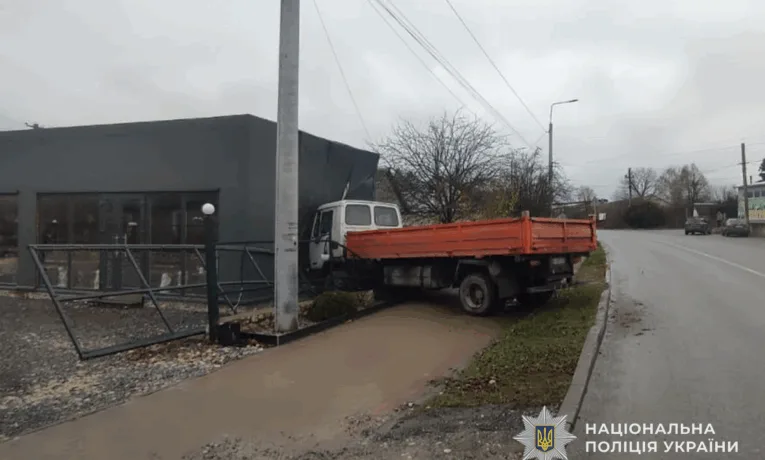 У Ланівцях вантажівка в'їхала у магазин