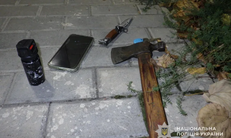 У Тернополі чоловік із сокирою та балончиком травмував поліцейського