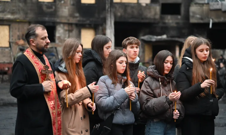 У Тернополі молодь молилась за жертв ракетного удару