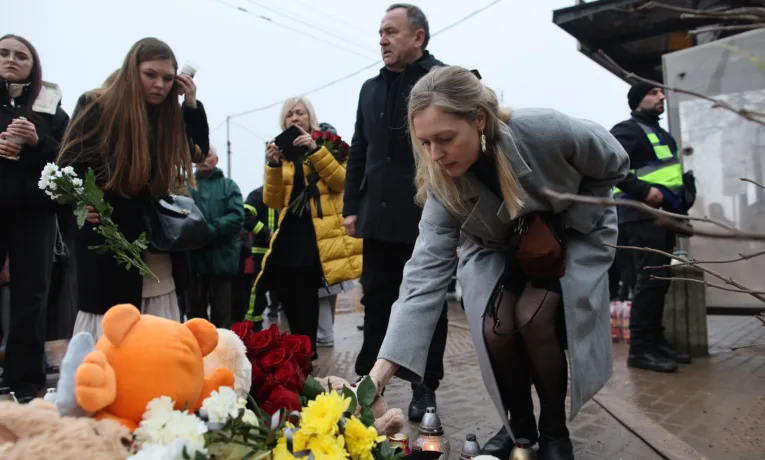 Заступниця Посла Великої Британії відвідала у Тернополі місце російського удару