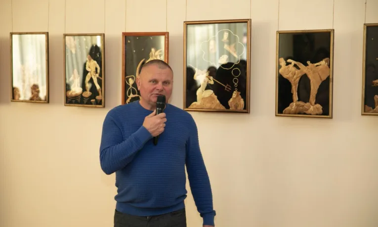 У ЗУНУ відкрили виставку солом’яних картин Петра Левицького