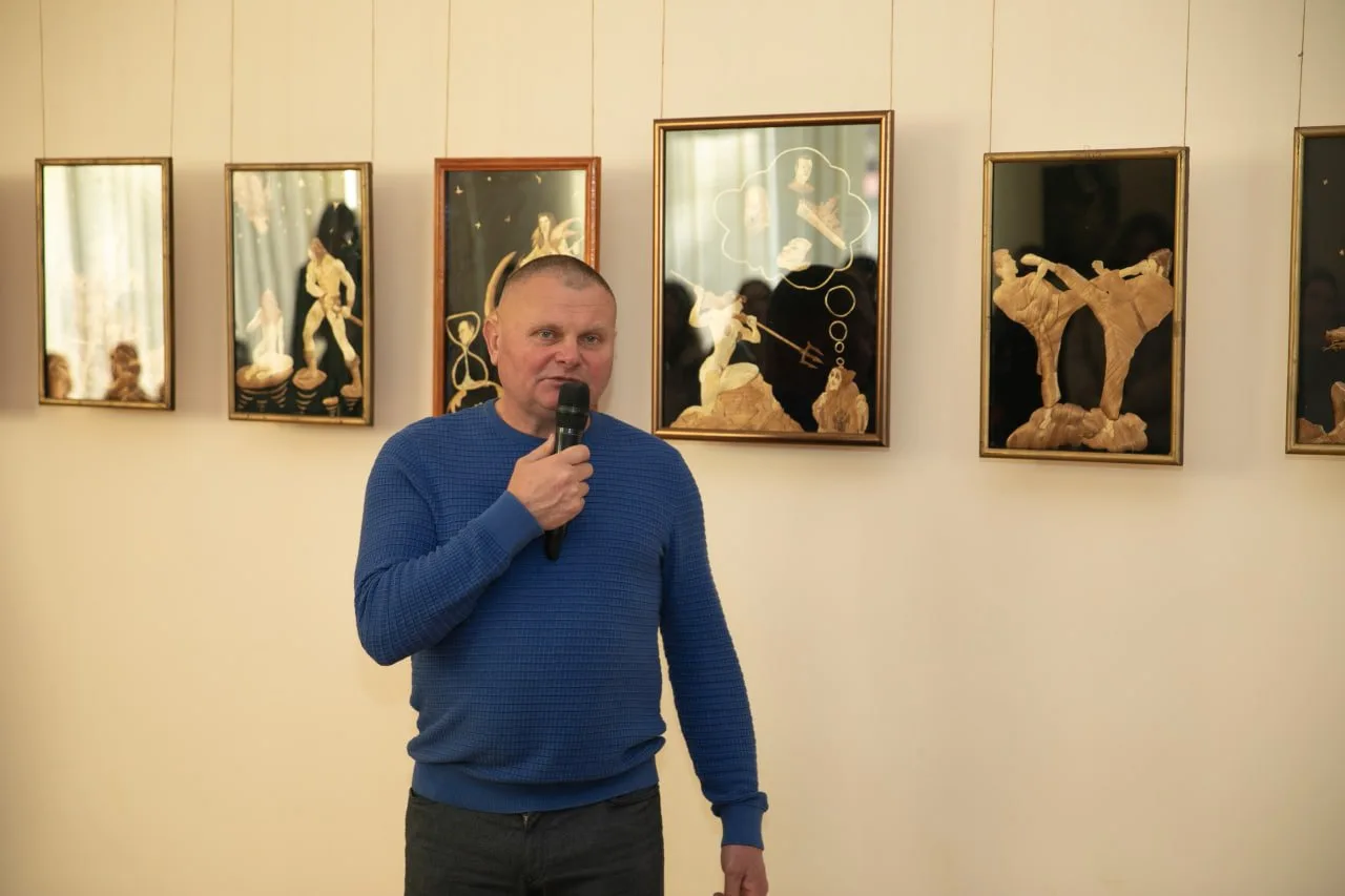 У ЗУНУ відкрили виставку солом’яних картин Петра Левицького