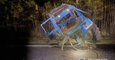 ДТП на Тернопільщині: бус зіткнувся з трактором, постраждали семеро людей