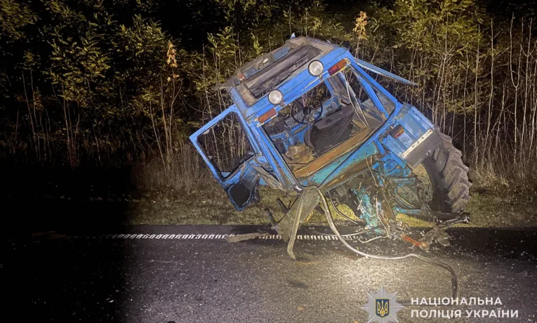 ДТП на Тернопільщині: бус зіткнувся з трактором, постраждали семеро людей