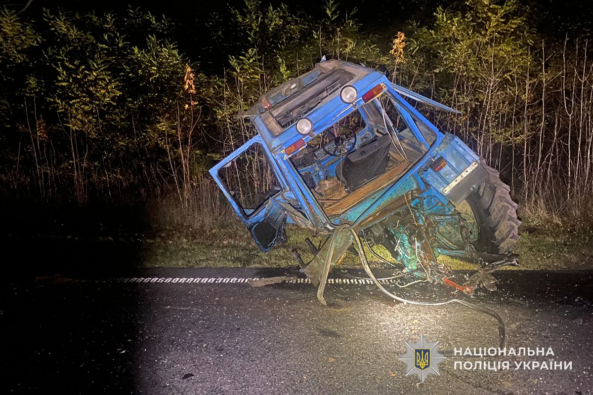 ДТП на Тернопільщині: бус зіткнувся з трактором, постраждали семеро людей