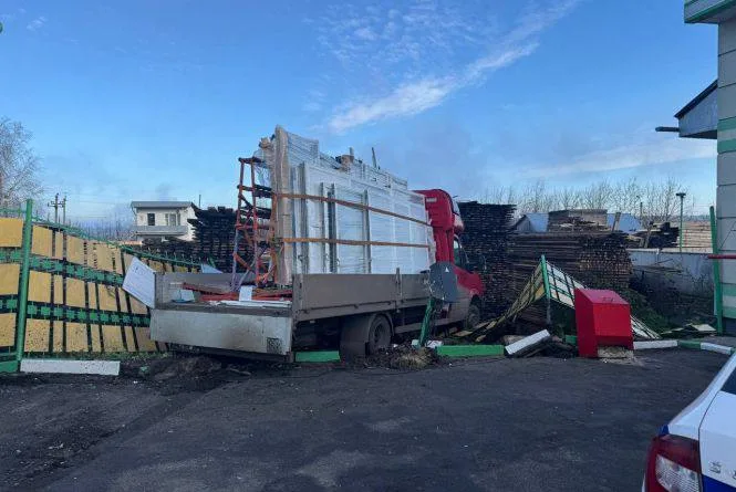 На виїзді з Тернополя автівка влетіла у заправку