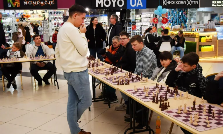 Благодійний шаховий сеанс у Тернополі: Майстер ФІДЕ Валентин Гулька зіграв 20 партій одночасно