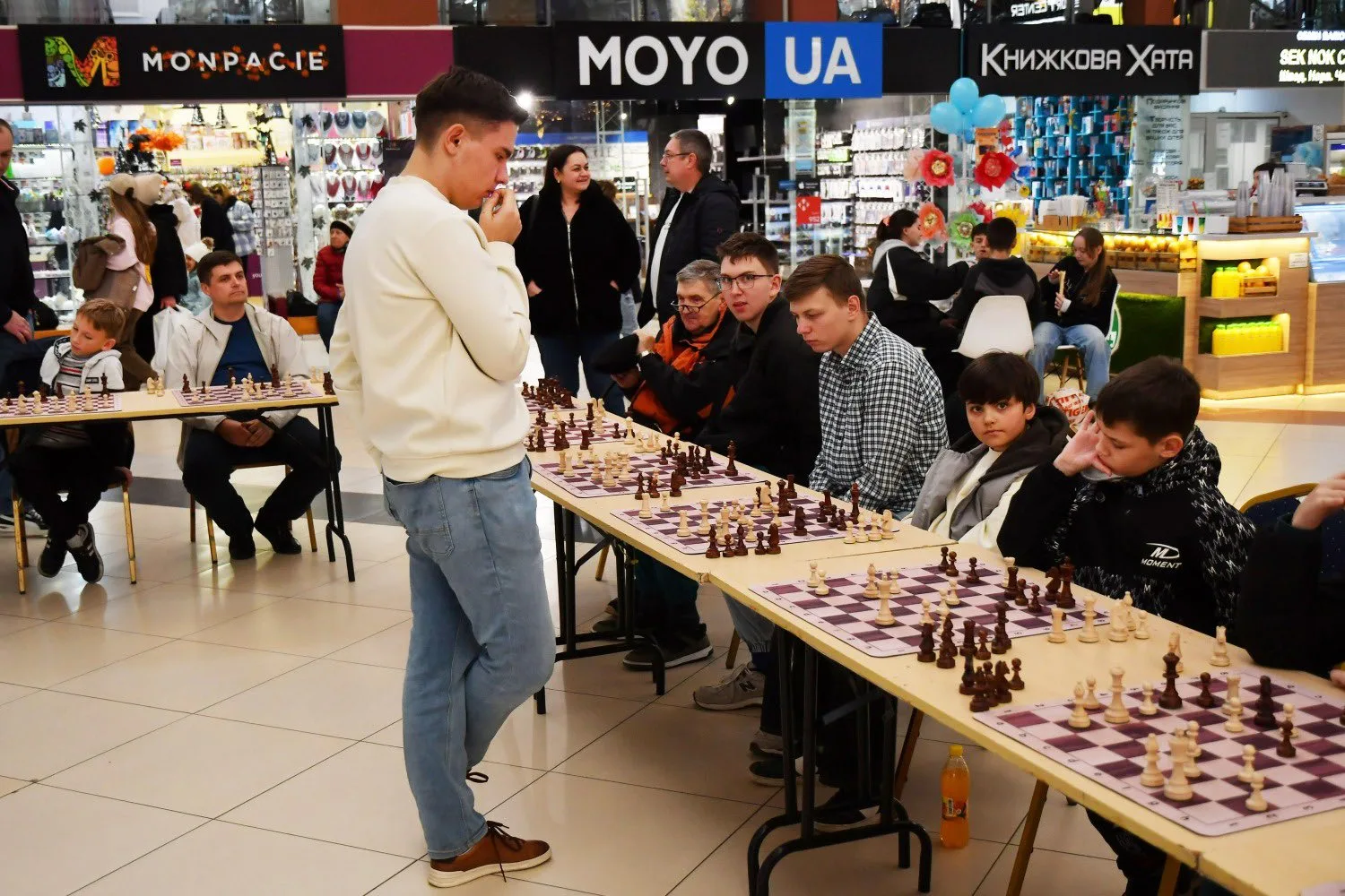 Благодійний шаховий сеанс у Тернополі: Майстер ФІДЕ Валентин Гулька зіграв 20 партій одночасно