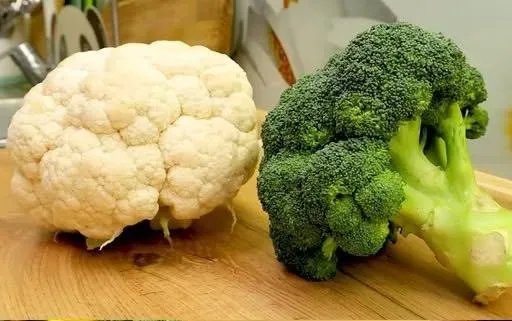 Запіканка з броколі та цвітної капусти під сирно-вершковою шапкою: ідеальна вечеря за 40 хвилин