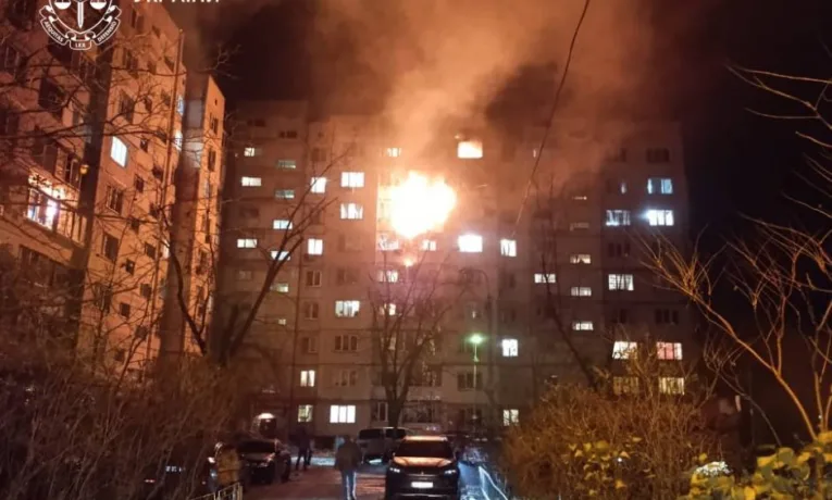 Ворог масовано атакував Київ ракетами й дронами: є загиблі та багато постраждалих