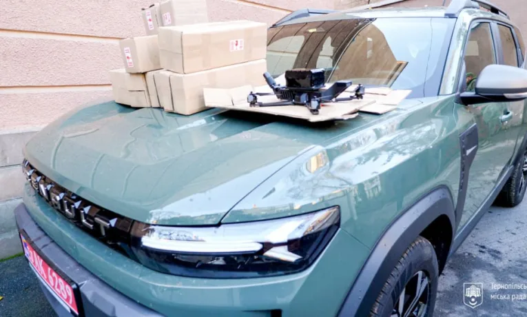 Від Тернополя передали автомобіль Renault Duster та шість БпЛА «SESAME» для бійців ССО
