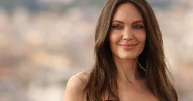 У Тернополі Анджеліна Джолі долучилася до збору на ЗСУ під час візиту на заправку