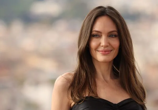 У Тернополі Анджеліна Джолі долучилася до збору на ЗСУ під час візиту на заправку