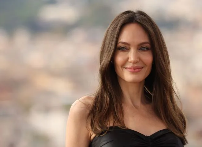 У Тернополі Анджеліна Джолі долучилася до збору на ЗСУ під час візиту на заправку