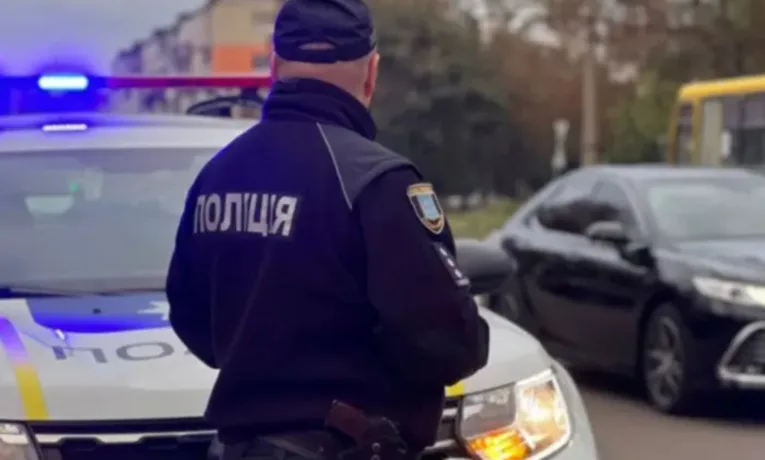 напали на поліцейських