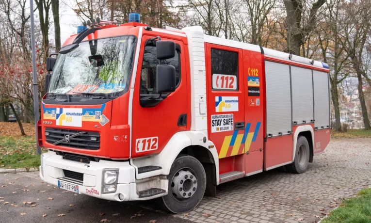 8 автомобілів