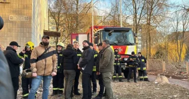 під завалами