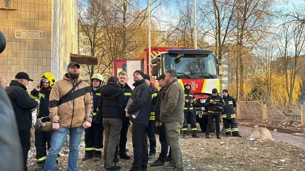 під завалами