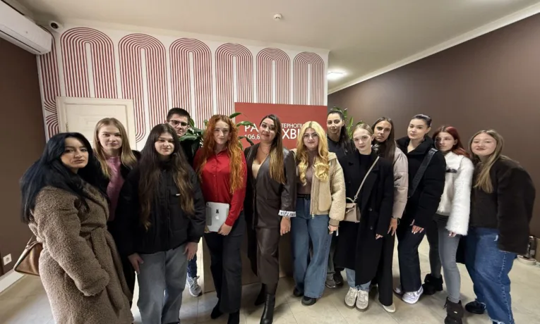 Тернопільський осередок ГО «Захист Держави» організував екскурсію для студентів на радіо