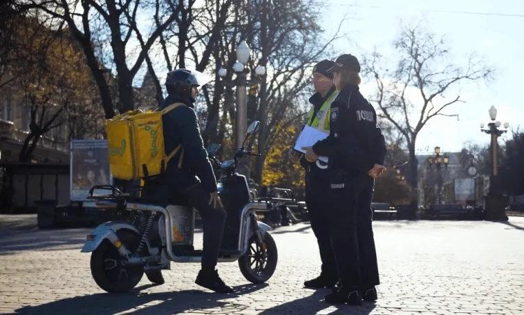 У Тернополі патрульні та муніципали перевіряють електросамокатисти: фокус на нічній безпеці
