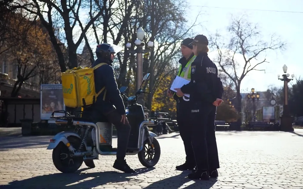У Тернополі патрульні та муніципали перевіряють електросамокатисти: фокус на нічній безпеці