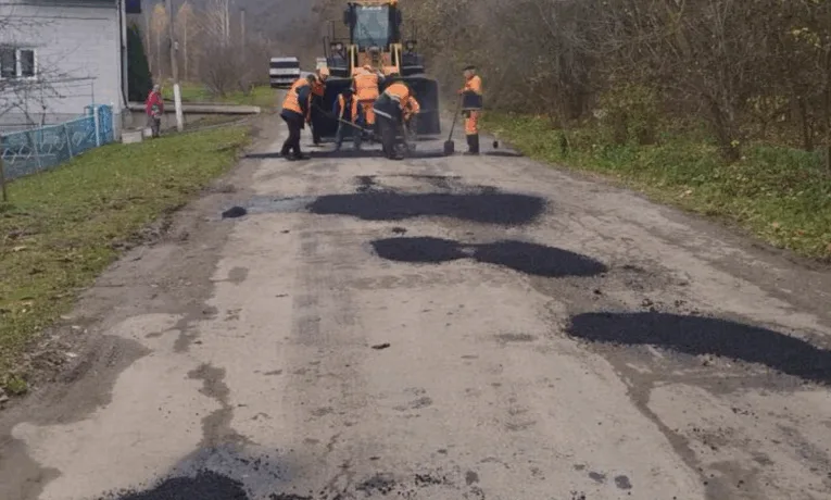У Чортківському районі триває поточний ремонт доріг місцевого значення
