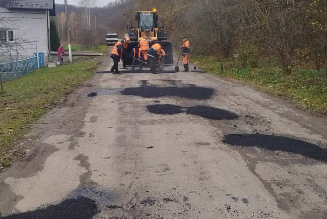 У Чортківському районі триває поточний ремонт доріг місцевого значення