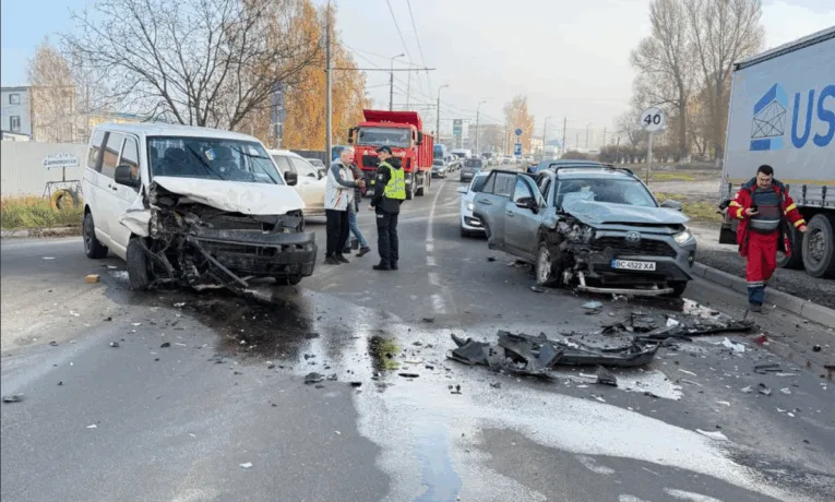 У Тернополі ДТП: зіткнулися Volkswagen та Toyota, є потерпілі