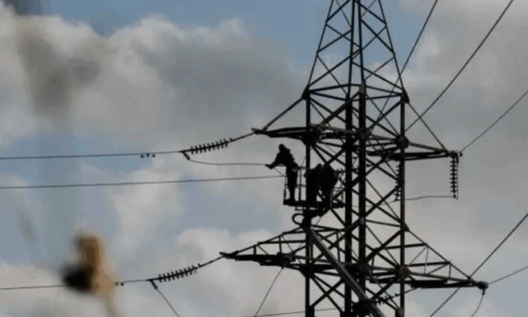 На Тернопільщині через негоду тисячі людей без світла