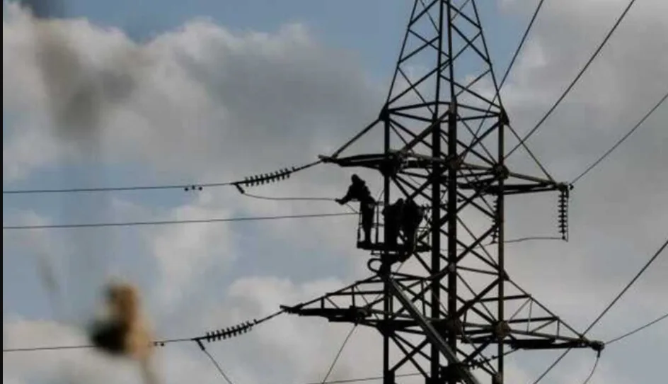 На Тернопільщині через негоду тисячі людей без світла