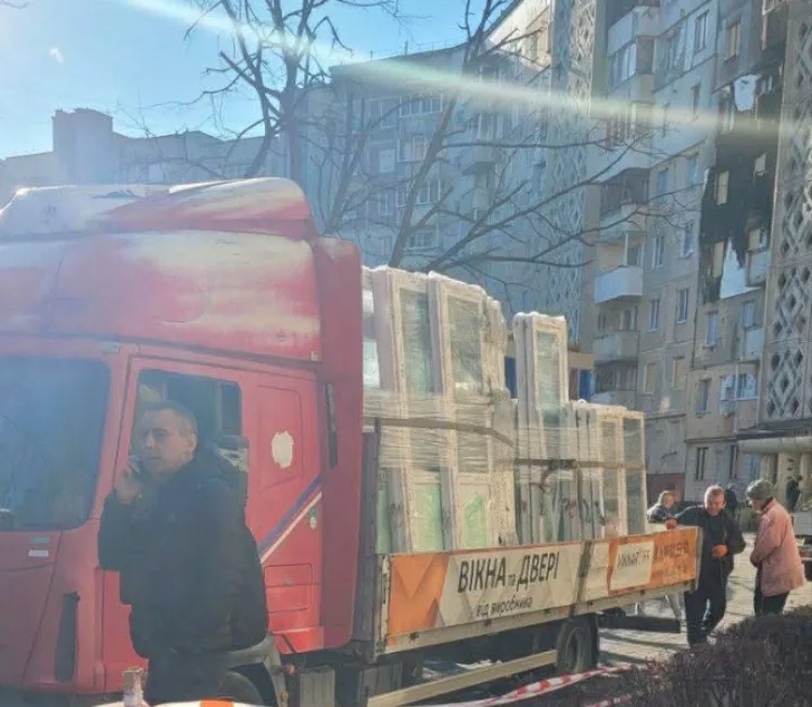 У Тернополі замінюють вікна у будинку, який постраждав на 15 Квітня