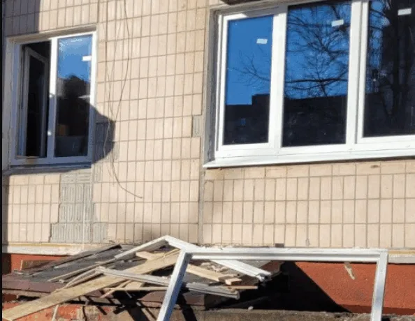 У Тернополі замінюють вікна у будинку, який постраждав на 15 Квітня