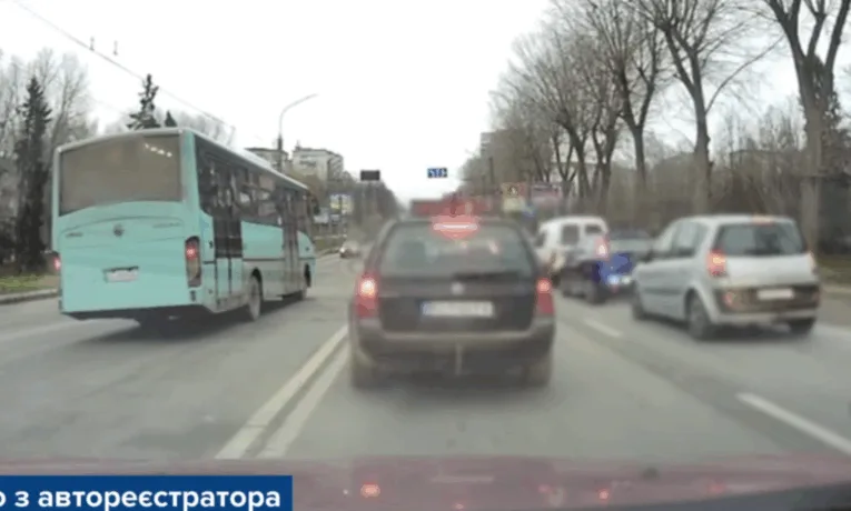 У Тернополі водій маршрутки поїхав зустрічною смугою