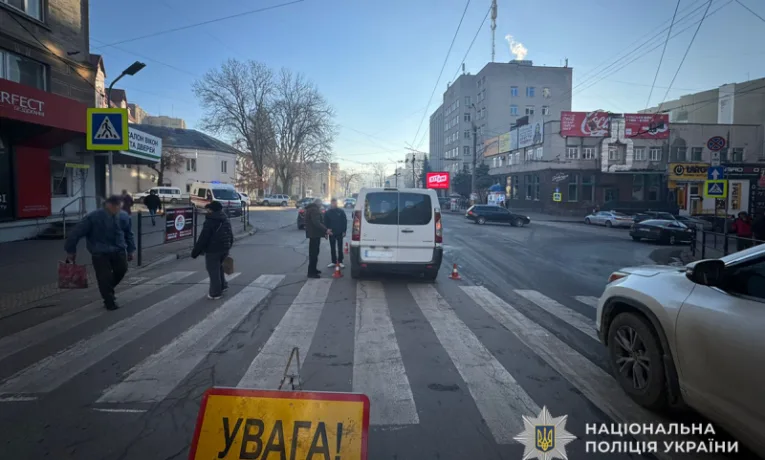 У Тернополі на пішохідному переході водій авто на "Пежо" збив жінку