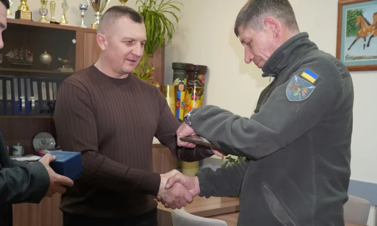 Воїна з Тернопільщини Андрія Бойка нагородили «Золотим хрестом» Головнокомандувача ЗСУ