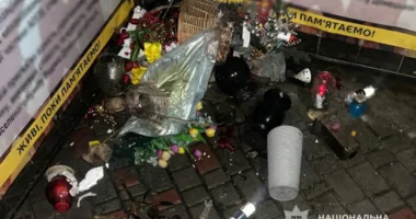 Розкидані свічки та квіти на Алеї пам'яті в Ланівцях: затримали жінку, яка поводилась неадекватно