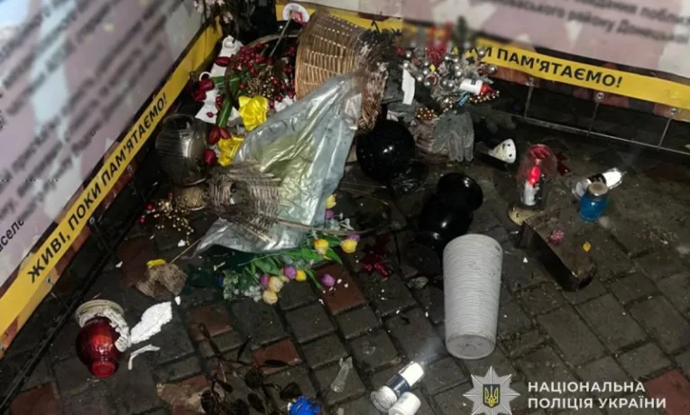 Розкидані свічки та квіти на Алеї пам'яті в Ланівцях: затримали жінку, яка поводилась неадекватно