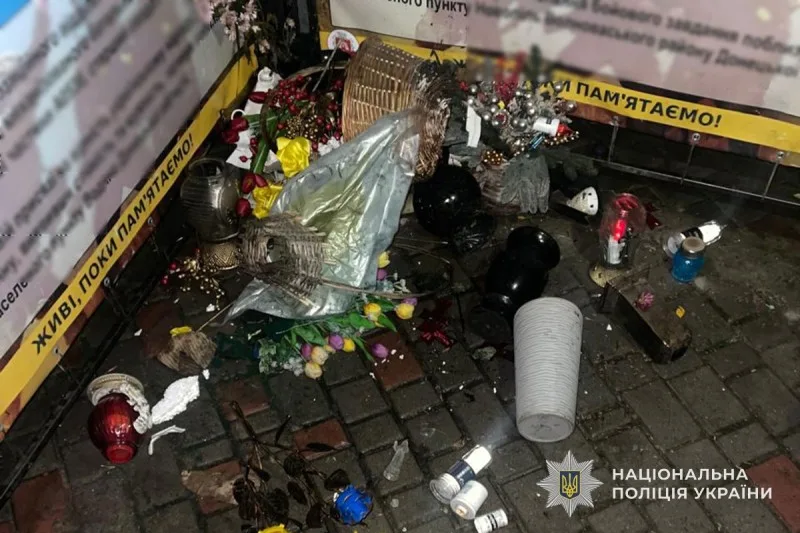 Розкидані свічки та квіти на Алеї пам'яті в Ланівцях: затримали жінку, яка поводилась неадекватно