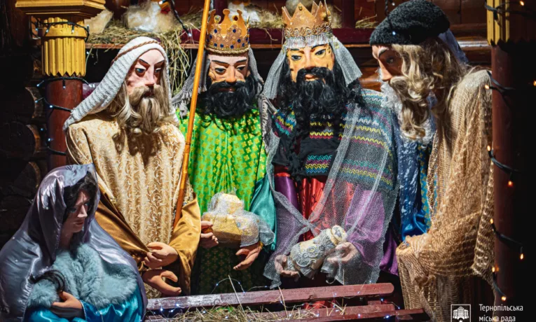 У Тернополі на Театралці урочисто освятили різдвяну шопку
