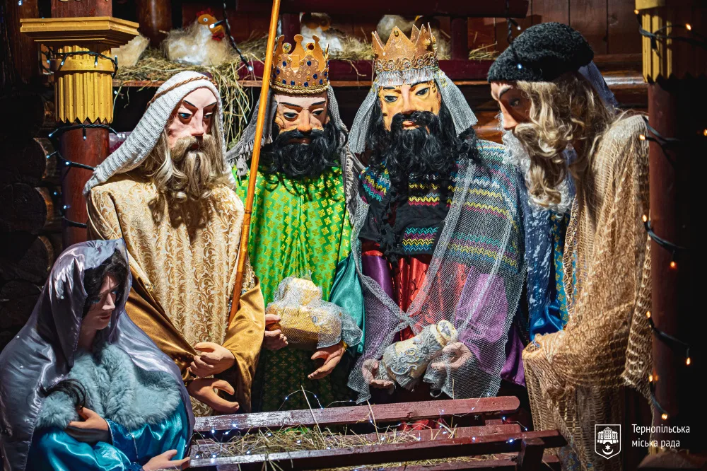 У Тернополі на Театралці урочисто освятили різдвяну шопку