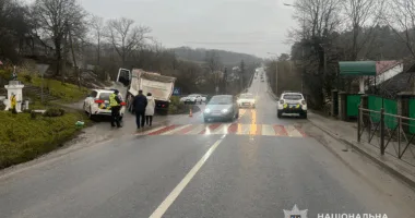 У Плебaнівці водій на вантажівці збив 10-річну дівчинку: у дитини багато переломів
