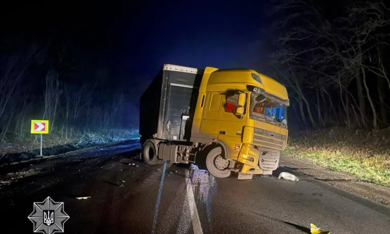 ДТП з травмованими біля Ступок: легковики пускають узбіччям, вантажівки стоять