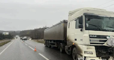 У Кременці зіткнулися дві вантажівки: п'яного водія затримали