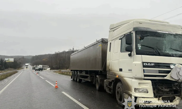 У Кременці зіткнулися дві вантажівки: п'яного водія затримали