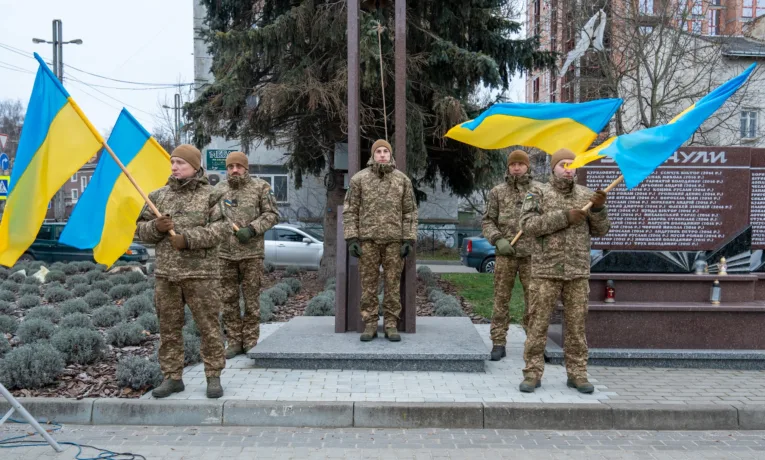 У Тернополі вшанували полеглих захисників під час місячної панахиди «Світло молитви в темряві війни»