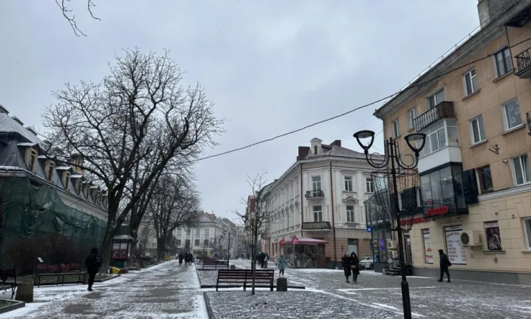 У Тернополі 23 одиниці техніки посипають вулиці протиожеледними засобами