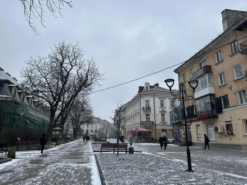 У Тернополі 23 одиниці техніки посипають вулиці протиожеледними засобами